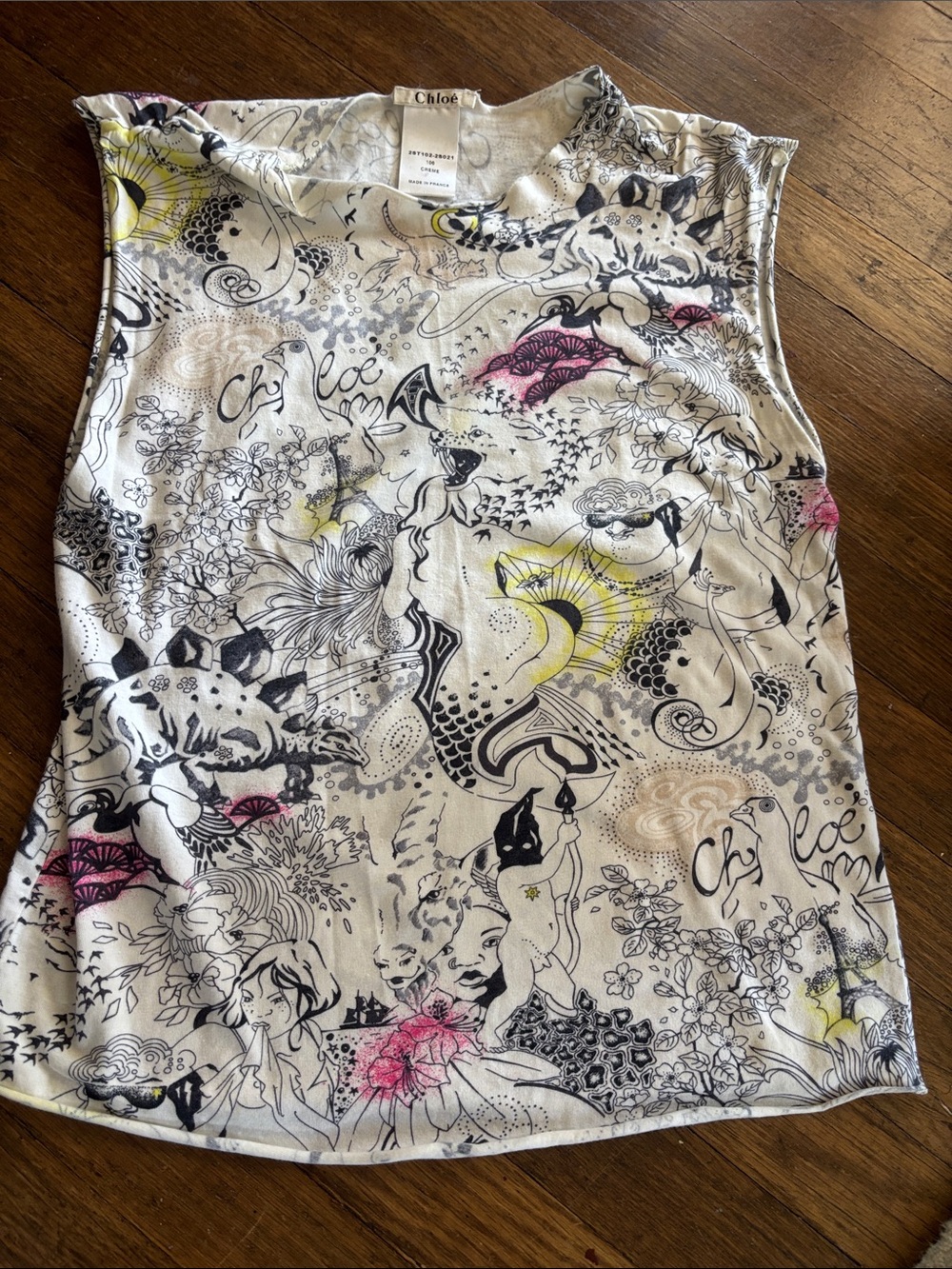 Chloé White Graphic Print Short Sleeve Tee with Pink Yellow and Black Accents